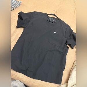 FIGS Men’s black V neck one pocket scrub top
